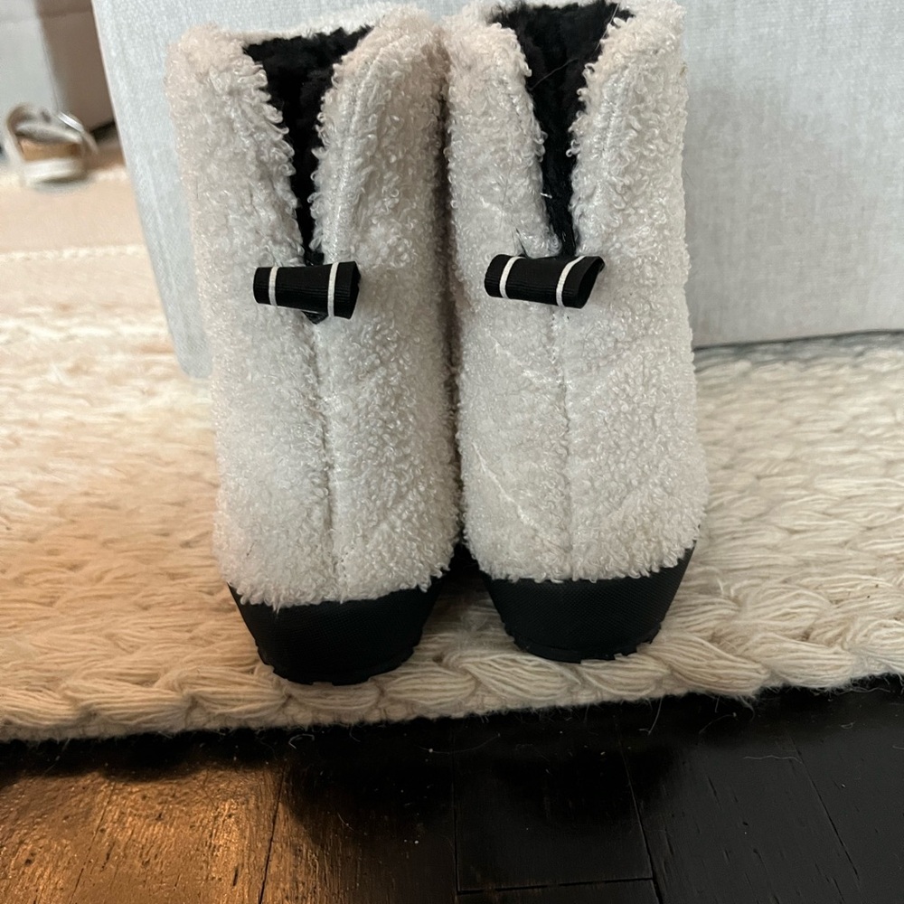 P448 Women's White and Black Winter Boots